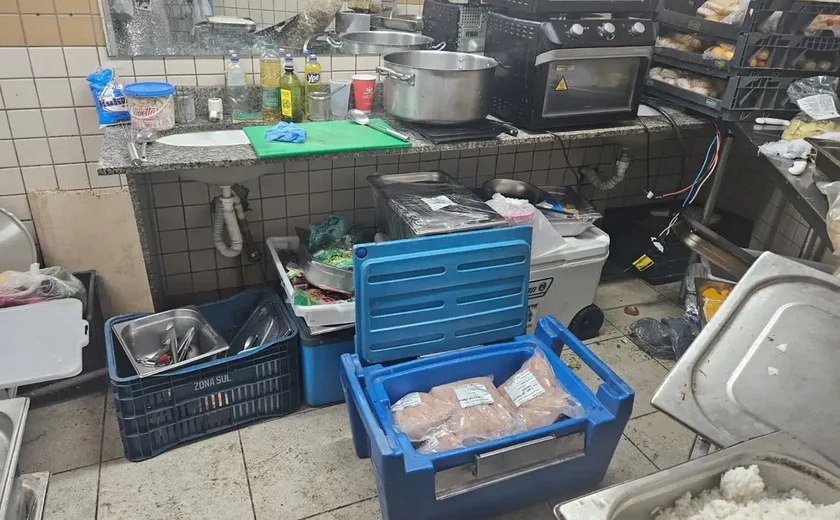 Camarote da Sapucaí é flagrado preparando alimentos no banheiro