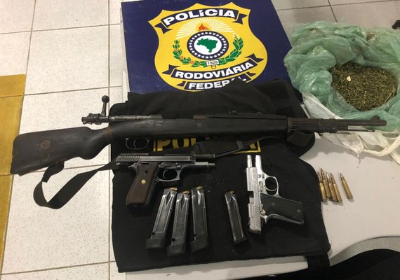 PRF prende falso policial com carro roubado, drogas e armas de fogo em Canapi