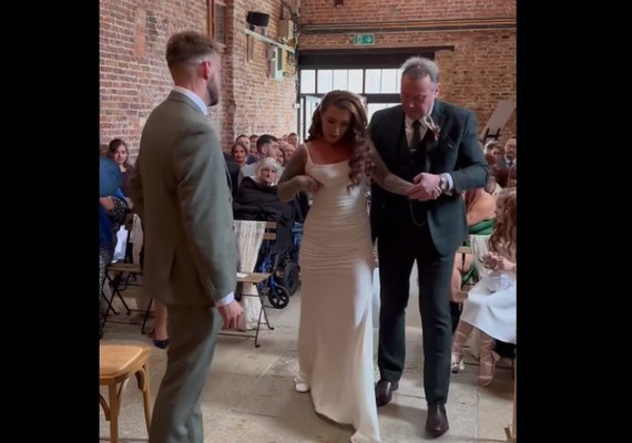 Mulher em cadeira de rodas surpreende noivo ao caminhar até ao altar