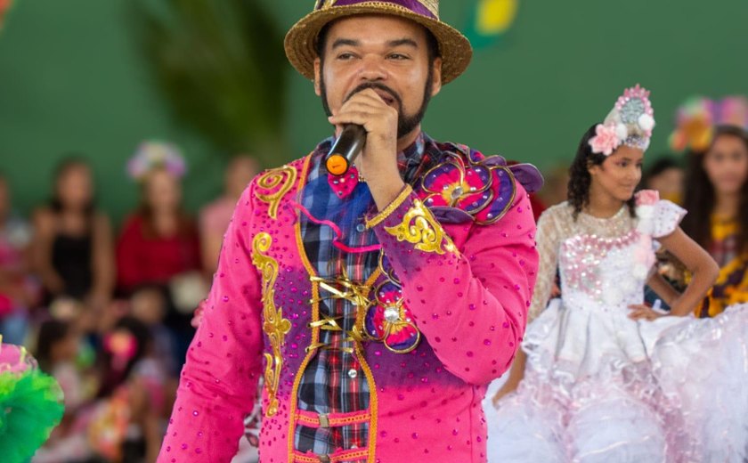 Auxiliar de sala de escola municipal encara desafio e se transforma em produtor de espetáculo junino