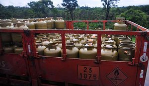 Dólar cai para menos de R$ 5,60 e fecha no menor nível do ano