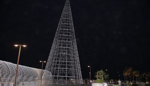 Prefeitura volta a instalar árvore de Natal gigante na orla de Ponta Verde