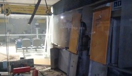 Criminosos explodem caixas eletrônicos de banco em Colônia de Leopoldina