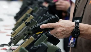 Ações pró-armas de Trump devem favorecer facções criminosas no Brasil