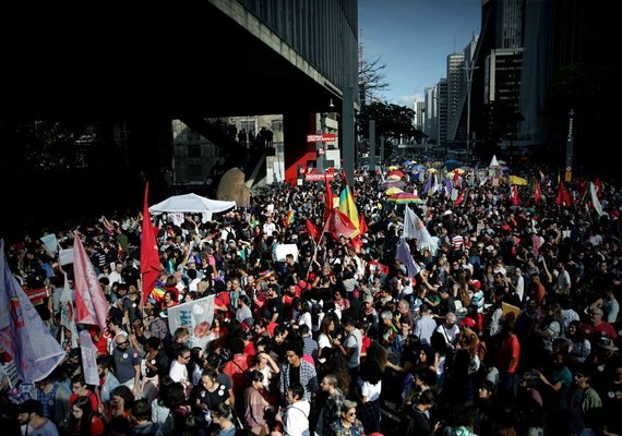 Mulheres fazem ato por todo o Brasil contra o candidato Jair Bolsonaro e pela democracia