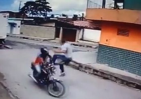 Jovem reage a assalto e dá 'voadora' em bandido em Maceió