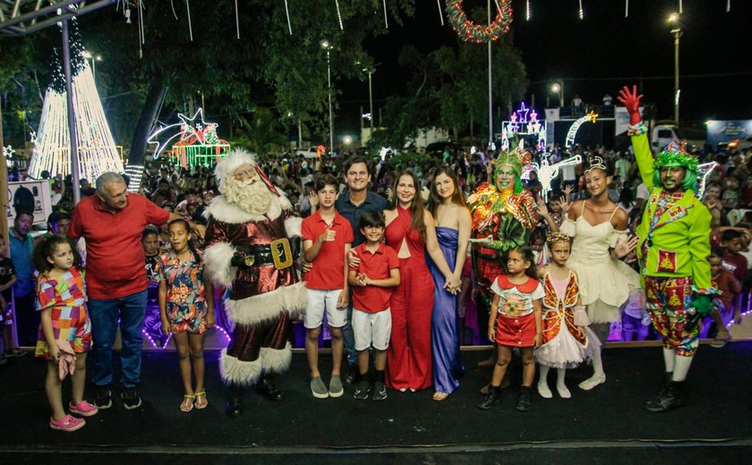 Chegada do Papai Noel e acendimento das luzes marcam a abertura do Natal Luz em Coruripe