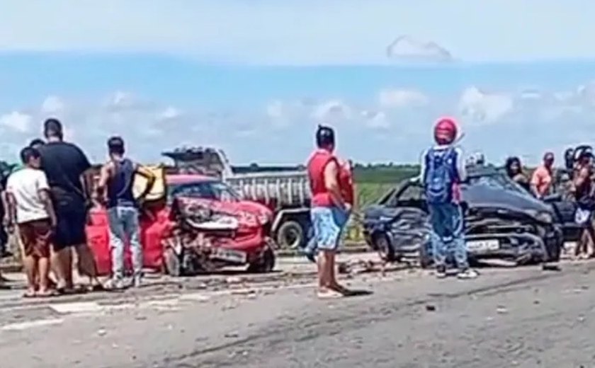Colisão entre dois carros mobiliza bombeiros e deixa cinco pessoas feridas em Maceió