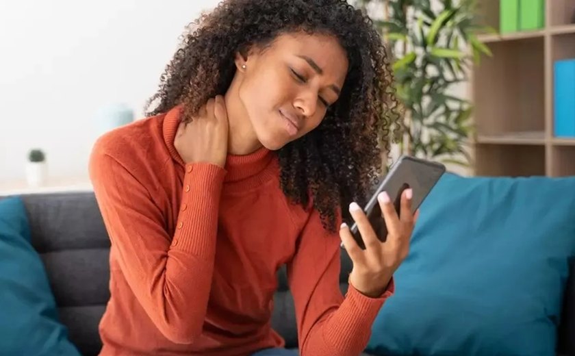 Ortopedista alerta: hábito de usar celular pode gerar uma carga de 27 kg no pescoço