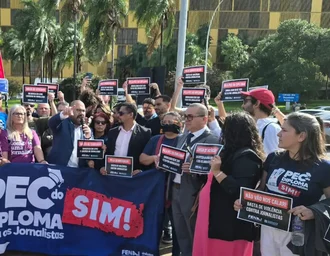 Jornalistas fazem ato contra censura e agressões na Câmara dos Deputados
