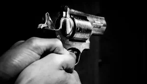 Homem tem casa invadida por criminosos armados e é atingido por tiros no peito em Guaxuma