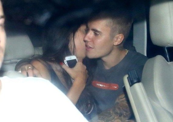 Justin Bieber sai acompanhado de show e é flagrado com morena