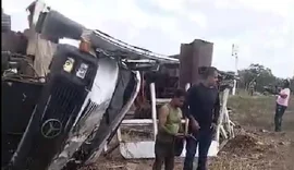 Caminhão com retroescavadeira capota e interdita trecho da AL-220 em Jaramataia