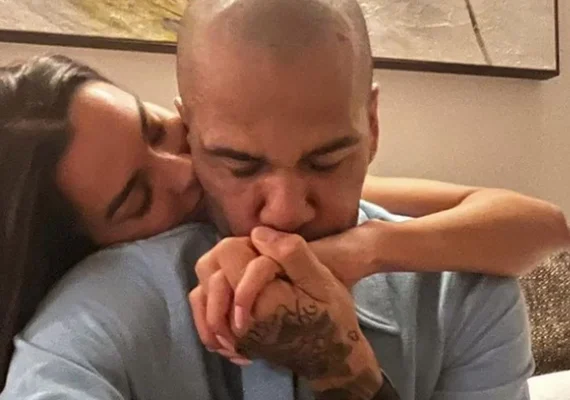 Esposa perdoa estupro e volta com ex-jogador Daniel Alves