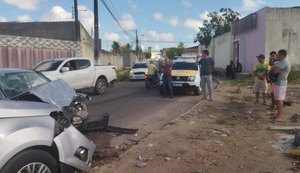 Três pessoas ficam feridas em colisão envolvendo dois carros em Arapiraca