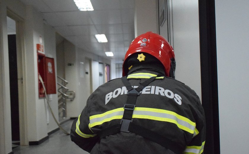 Na Ponta Verde, nove pessoas ficam presas em elevador de edifício