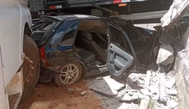 Carreta é atingida por trem ao cruzar linha férrea, arrasta dois carros e deixa um ferido em MG