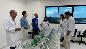 Sesi e Senai doam protetores faciais a profissionais do Hospital da Mulher