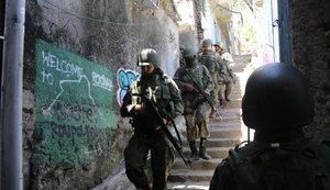 Terceiro dia de ocupação na Rocinha tem moradores nas ruas e comércio aberto