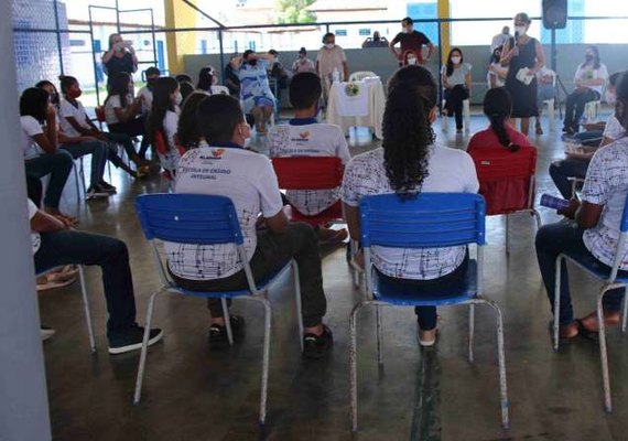 Juíza Fátima Pirauá palestra em escolas sobre abuso sexual contra crianças