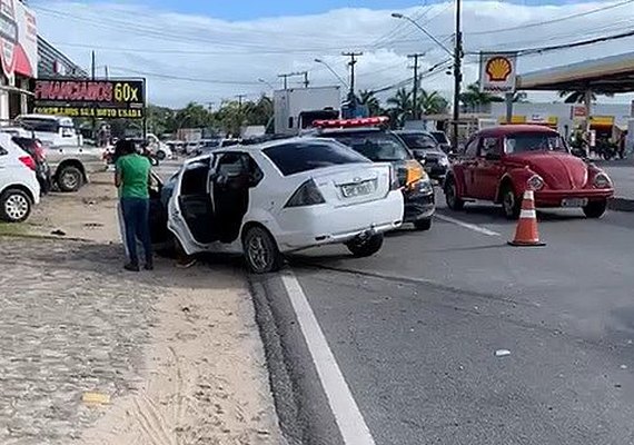 Acidente com carros e moto deixa dois feridos na Via Expressa