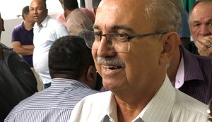 Teófilo improvisa gabinete entre hospital e prefeitura