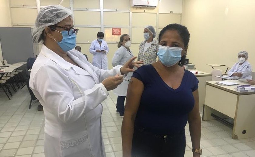 Hospital Universitário da Ufal inicia vacinação de funcionários contra covid-19