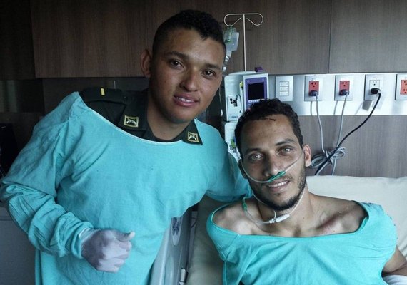 Zagueiro Neto da Chapecoense deixa hospital e embarca para o Brasil