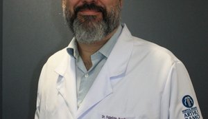 Neurocirurgião alagoano utiliza prótese americana para cirurgia de colunas