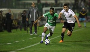 Jadson marca no fim, Corinthians elimina Chape e avança à semi