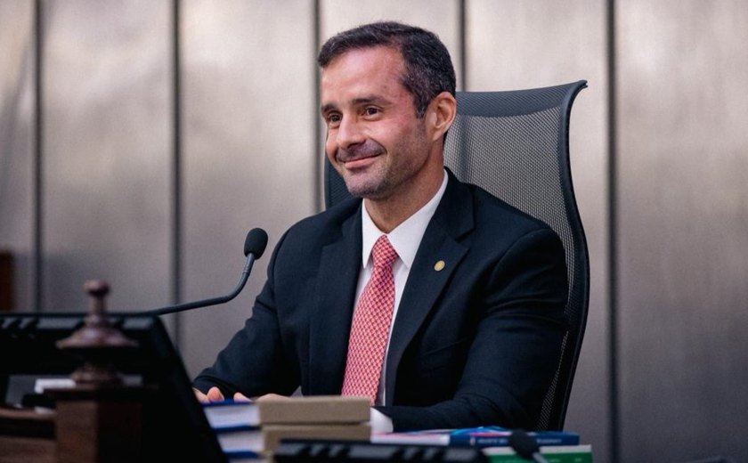 Bruno Toledo se despede da Assembleia sob homenagens após indicação ao TCE