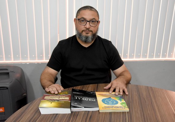 Policial penal que atua em AL vira referência em análise da educação prisional