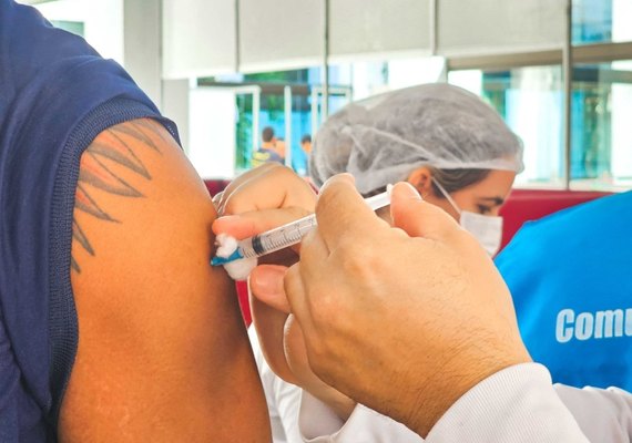 Ação itinerante em Maceió já aplicou quase 2 mil doses de Influenza em público prioritário