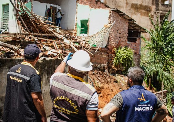Convívio Social derruba casas condenadas pela Defesa Civil no Jacintinho