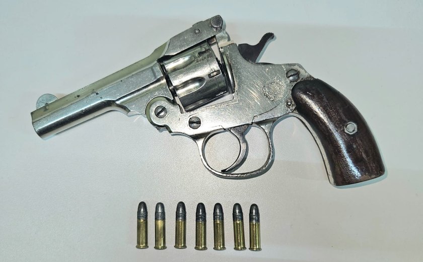 Homem é preso com revólver de numeração raspada enrolado em meia
