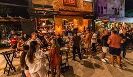 Arquiteta projeta parrilla argentina na praia do Françês