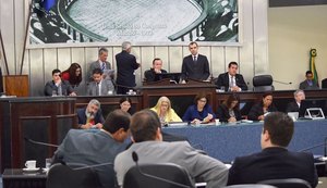 Número de deputados pode diminuir e parlamentares comentam sobre redução de custos