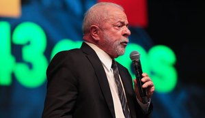 Emocionado, Lula relembra do início do PT no aniversário do partido