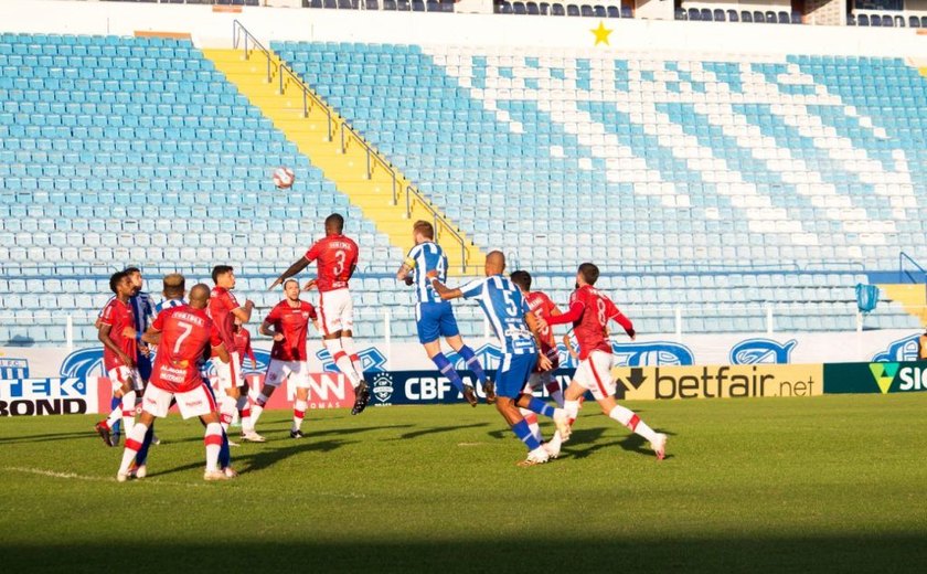 CRB tem jogador expulso no primeiro tempo e é derrotado pelo Avaí em Florianópolis