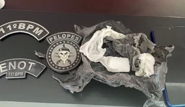 Mulher tenta se livrar de bolsa com drogas e é presa em Penedo