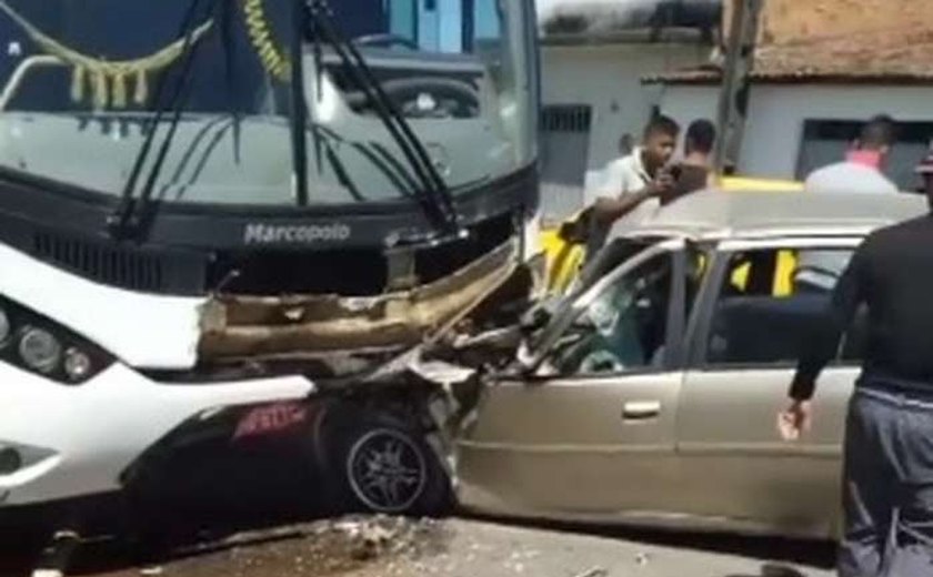 Duas pessoas morrem e uma fica ferida em acidente entre ônibus e carro em Maceió