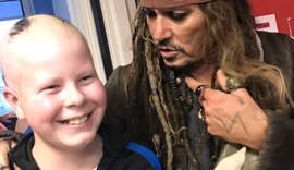 Johnny Depp visita crianças doentes vestido de Jack Sparrow