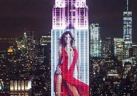 Bündchen aparece deslumbrante em projeção no Empire State, em Nova York