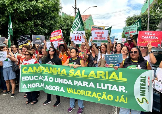 Sinteal protesta na porta da prefeitura em dia de paralisação da educação de Maceió