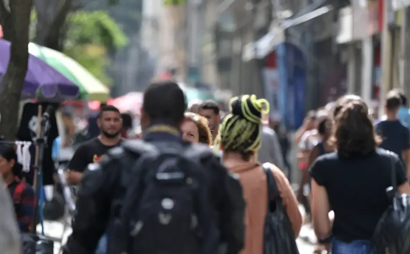 Diretores e gerentes negros ganham 34% menos que brancos, revela IBGE