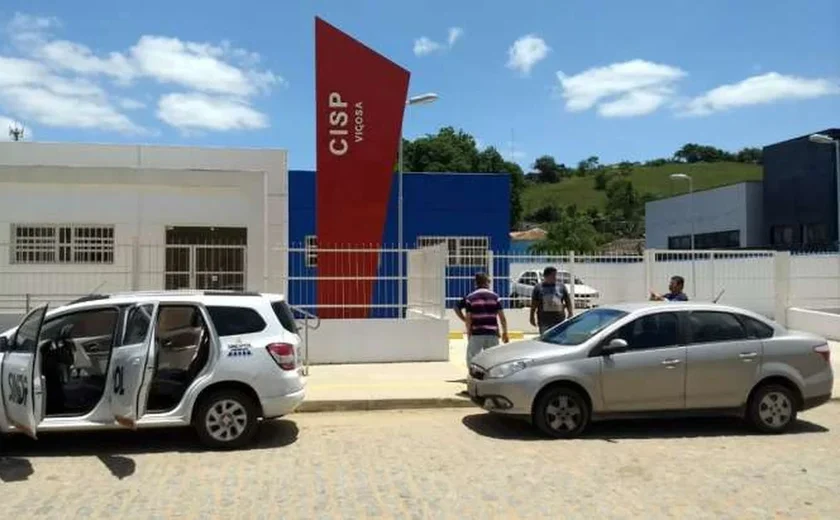 Jovem é preso após ameaçar a mãe de morte e furar pneu da moto dela, em Paulo Jacinto