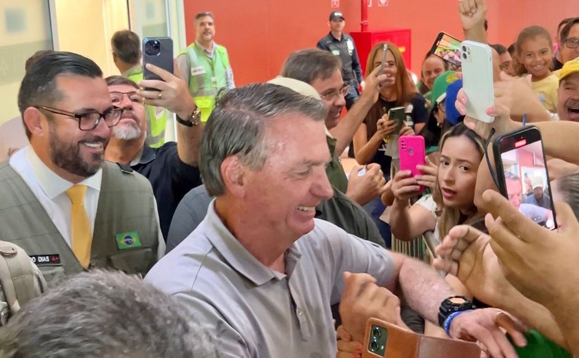 Bolsonaro diz em Maceió que quer voltar à Presidência