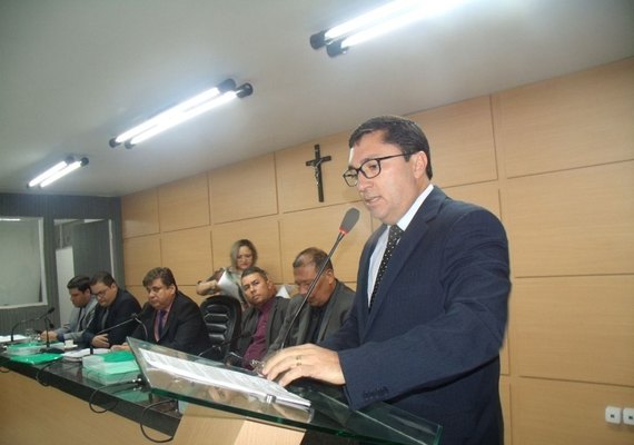 Vereador cobra conclusão de creche em Arapiraca