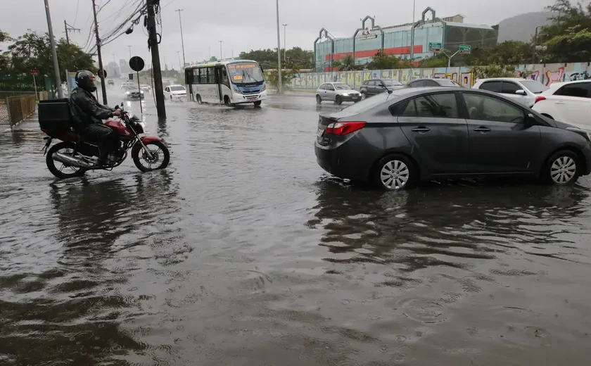 Frente fria derruba árvores e causa alagamentos no Rio de Janeiro
