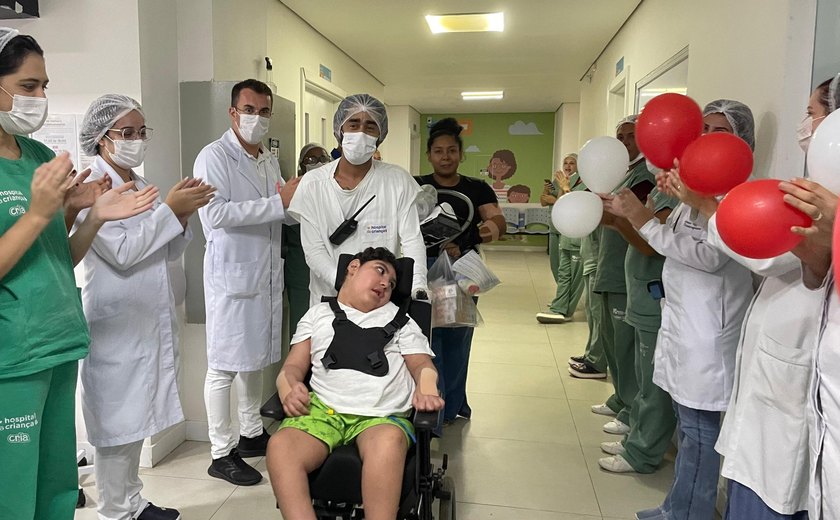 Após sete meses de internação, menino de 8 anos recebe alta no Hospital da Criança de Alagoas
